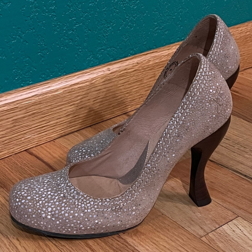 Brand new, worn once. Beige suede accented with grey & white shiny flecks.